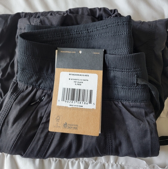 NWOT! TNF Aphrodite 2.0 Capris - S - Picture 7 of 8